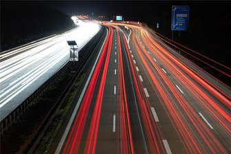 Spannendes Thema im Lehngericht Augustusburg: Mobilität zwischen E-Auto und Rollator - Autos fahren über die Autobahn 4 und hinterlassen Lichtspuren, ein Effekt durch Langzeitbelichtung: Wie geht ein faires Miteinander bei unterschiedlichen Ansprüchen an Mobilität?