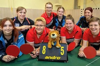 Spannendes Vogtlandderby geht an Gastgeberinnen - Als Vogtländerinnen vereint: Valentina Bonarewitz (von links), Sandra Licht-Großpietzsch, Daniela Pflug, Grit Lankisch, Chantal Prochnau, Jeannine Wölfel, Lea Riedel und Sara Rosinski.