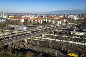 Spannstahl-Desaster, neueste Episode: Dresden muss nächste Brücke teilweise sperren - Die Brücke der Budapester Straße über die Bahnanlagen am Dresdner Hauptbahnhof (Foto von 2024) ist eine bedeutende Einfalltrasse in die Dresdner Innenstadt aus Richtung Freiberg.