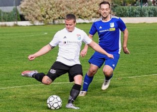 Spannung an der Spitze steigt - Der Neundorfer Lukas Herrmann (vorn) unterlag mit seinem Team gegen Franz Spindler und dessen Königswalder Teamkollegen klar.