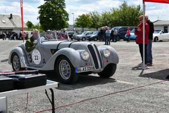 Spannung bei Meister-Classic: Eine Oldtimer-Rallye voller Herausforderungen - Ein BMW 328, Baujahr 1937, von Charlotte und Thomas Feierabend in Mittweida.