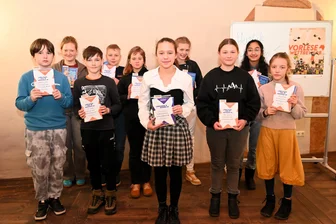 Spannung bei Vorlesewettbewerb im Erzgebirge: Sieg mit nur einem Punkt Vorsprung - Begeisterten Jury und Publikum – die Teilnehmer des Vorlesewettbewerbs. Der Sieg ging an Johanna Groschopp (vorn).