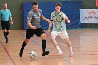 Spannung im Kreisverband Fußball Zwickau: Wer holt sich den Premierensieg beim Marx Städter Hallenpokal? - Robin Menzel (links) hat sich mit dem SV Muldental Wilkau-Haßlau für die Endrunde am Samstag in Glauchau qualifiziert.