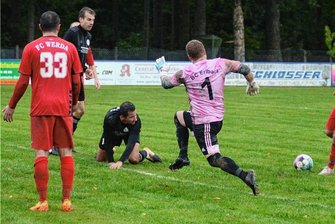 Spannung in der Vogtlandliga - Erlbach bleibt zu Hause ein Mysterium - Die Erlbacher Konrad Haller und Tim Konschak sehen das Unheil kommen. Denn auch ihr Torhüter Tim Seidler kann hier nicht mehr entscheidend gegen Werdas Vaclav Tyml eingreifen. Das Auswärtsspiel in Werda verloren die Erlbacher mit 0:2. Zu Hause siegte der BCE vor zwei Wochen mit 3:2. Vor allem gegen die Spitzenmannschaften der Vogtlandliga scheinen die Erlbacher zu Hause motiviert zu sein.
