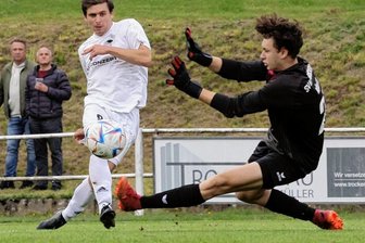 Spannung oben wie unten - Für Staffelleiter Lutz Seidel vom Kreisverband Zwickau ist die SSV Fortschritt Lichtenstein der Meisterschaftsfavorit Nummer 1 in der Westsachsenliga. Diese Hinrundenszene stammt aus dem Duell der Lichtensteiner mit Ortsrivale SV Heinrichsort/Rödlitz, das 3:1 endete. Fortschritt-Stürmer Kevin-Pal Petrovics lässt hier SV-Torwart Nick Illing keine Chance und bringt sein Team 1:0 in Führung. 