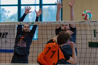 Spannung pur zum Saisonhalali: Wie Lindas Volleyballer den Abstieg noch abwenden wollen - Mit vereinten Kräften: Die Lindaer um Sandro Kuttig (l.) und Leon Hegewald kämpfen um den Klassenerhalt.