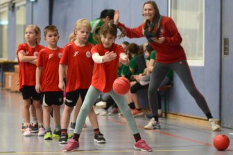 Spannung und Jubel beim 47. Hallensportfest in Rodewisch: Sieger aus Treuen und Theuma - Hallensportfest in der Rodewischer Göltzschtalhalle: Der Nachwuchs des Treuener LV beim Medizinballschocken.