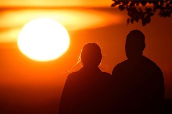 Spar-Chance für Verliebte: Ungewöhnliche Aktion zum Valentinstag im Vogtland - Für Verliebte sind Sonnenuntergänge der Inbegriff von Romantik. Manchmal gehen sie aber auch gemeinsam ins Museum.