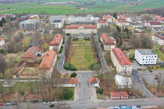 Sparen für Investitionen? Zwickauer Heinrich-Braun-Klinikum widerspricht bisheriger Darstellung - Das HBK-Gelände, vorn die Karl-Keil-Straße. Das Krankenhaus will die luftig auf dem Areal verteilten Gebäude besser miteinander verbinden. Dafür fließen Fördergelder in Millionenhöhe.