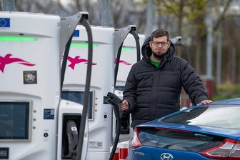 Sparen mit dem E-Auto: "Für 3,80 Euro an die Ostsee" - Wenn's mal fix gehen muss: Die Ionity-Ladesäulen an der A4-Raststätte Dresdner Tor gehören zu den Orten in Sachsen, an denen das Auffüllen des Akkus mit am teuersten ist. Auch der Hyundai Ioniq von Benjamin Faust aus Großenhain kann die Schnelllader nutzen. 