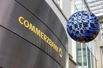 Sparer in Sachsen verzichten auf Renditechancen - Der Schriftzug "Commerzbank" im Commerzbank-Tower in Frankfurt.