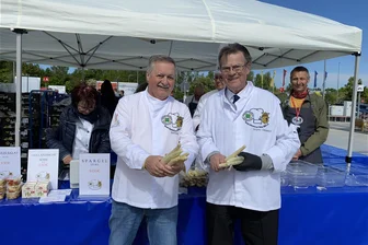Spargel und ein Billy-Regal: Aktion der Chemnitzer Köche bei Ikea - Die Köche Matthias Wolf (l.) und Siegmar Lämmerhirt nahmen an der Benefizaktion in Chemnitz teil.