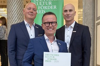 Sparkasse Chemnitz gewinnt Deutschen Kulturförderpreis 2026 - Generalbevollmächtigter Sven Mücklich, Vorstandsvorsitzender Michael Kreuzkamp und Vorstandsmitglied Torsten Wetzel bei der Preisverleihung.