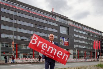 Sparkasse Chemnitz verweigert Rechtsextremisten ein Konto - Der Bereichsleiter der Chemnitzer Sparkasse Sven Mücklich (Foto) kündigt juristischen Widerstand gegen Bestrebungen der rechtsextremen "Freien Sachsen" an, bei dem Institut ein Konto zu eröffnen. Mit der Aktion "Vielfalt ist sächsisch" bekennt sich das Haus zu den Werten des Grundgesetzes. Am Hauptgebäude wurden 40 Tafeln angebracht, die die Vielfalt der Geburtsorte von Mitarbeitern zeigen.