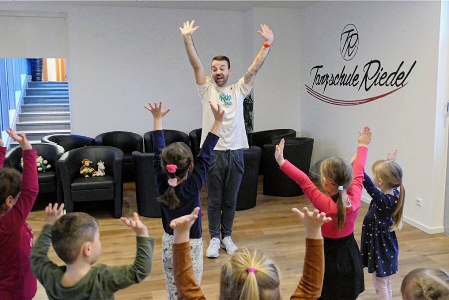 Sparkasse Gornau: Die Verwandlung in eine Tanzschule - Marius Riedel unterrichtet in seiner Tanzschule auch Kinder.