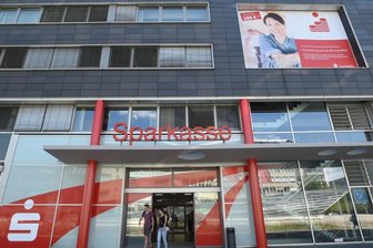Sparkasse lässt sich hohe Einlagen künftig bezahlen - Ein Girokonto ist praktisch, zu hohe Einlagen auf Tagesgeld- oder Girokonten kosten die Banken in Zeiten negativer Zinsen aber Geld. Die Sparkasse Chemnitz will das nun einigen Kunden in Rechnung stellen.