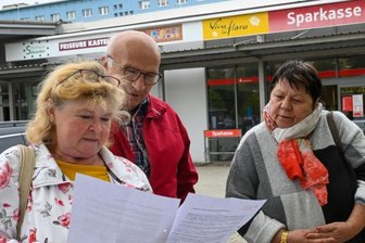 Sparkasse macht Filialen in Chemnitz dicht - Kunden fürchten lange Wege - Wie hier Ingrid und Andreas Arnold mit Elfi Lindner-Daners (rechts) müssen sich Sparkassenkunden auch im Yorckgebiet auf längere Wege einstellen. Die Filiale im Stadtteilzentrum (New-Yorck-Center) schließt Ende des Monats. Ob und wo es künftig Geldautomaten geben wird, ist unklar.