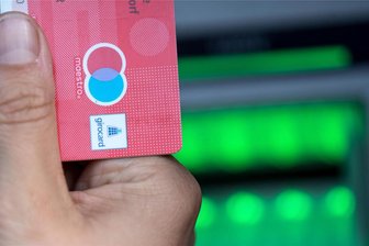 Sparkasse meldet: Probleme mit der Kartenzahlung behoben - Eine Störung hat am Morgen die Kartenzahlung (Symbolbild) in Deutschland lahmgelegt. Zahlreiche Kunden, unter anderem von Sparkasse und Commerzbank, meldeten Probleme beim bargeldlosen Zahlen.