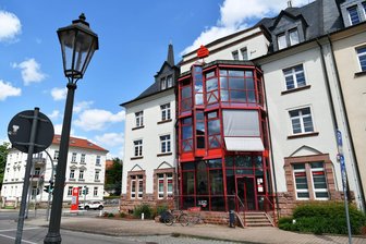 Sparkasse Mittelsachsen investiert 1,75 Millionen Euro in Rochlitz - Die Filiale der Sparkasse an der Bismarckstraße: Der gläserne Eingangsbereich wird auch umgebaut.
