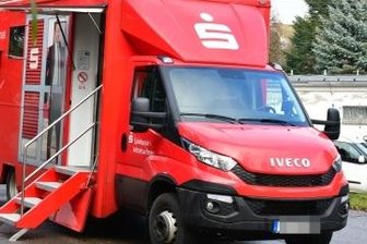 Sparkasse Mittelsachsen schließt neun Filialen - Tour durch Mittelsachsen: Das Sparkassenmobil in Voigtsdorf.