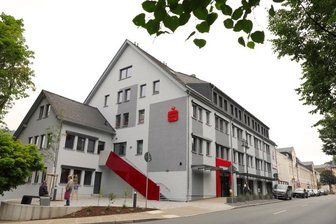 Sparkasse öffnet saniertes Haus - 