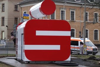 Sparkasse überprüft Strafzins-Regelung - Hinter dem Logo verbirgt sich ein Geldautomat.