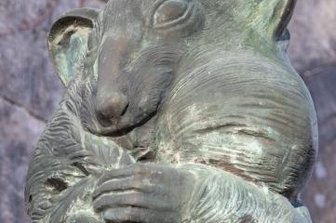 Sparkasse Vogtland führt Strafzinsen ein - Der Hamster vor der Plauener Sparkasse an der Nobelstraße als Synonym für das Anlegen von Vorräten, um in der Not gewappnet zu sein.