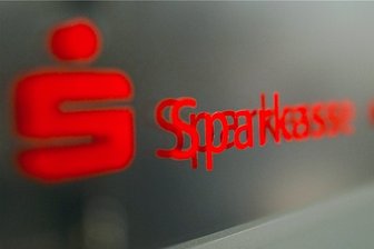 Sparkasse Vogtland schafft SB-Terminals in kleinen Filialen ab - Die Sparkasse Vogtland will die Selbstbedienungs-Terminals an allen kleinen Filialen im Landkreis abbauen. Begründung: Die Transaktionen sind dort stark zurück gegangen. Foto: Arno Burgi/dpa
