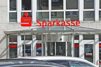 Sparkasse Werdau: Kunden ärgern sich über Ausfall der Automaten - In der Sparkassen-Filiale in Werdau sind am Freitag Geldautomaten und Kontoauszugsdrucker ausgefallen.