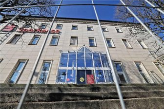 Sparkasse Zwickau bereut Verkauf der Hauptfiliale – und will jetzt neue aufbauen - Das altes Sparkassengebäude in Zwickau wird zum Stadtarchiv – die Sparkasse ärgert sich im Nachhinein über die Entscheidung, die Hauptfiliale aufgegeben zu haben. Jetzt soll eine neue her.