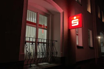 Sparkasse Zwickau schließt keine Filialen mehr? In Bärenwalde tut sie es doch - Die Sparkassen-Geschäftsstelle in Crinitzberg gibt es nächstes Jahr nicht mehr. Die dortigen Umsätze würden nicht reichen, teilte das Geldhaus Bürgermeister Pachan mit.