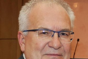 Sparkasse Zwickau: Stellvertretender Vorsitzende Josef Salzhuber tritt ab - Josef Salzhuber (Mitte) bildete viele Jahre lang zusammen mit Felix Angermann (rechts) den Vorstand der Sparkasse Zwickau. Seinen Platz nimmt künftig Andreas Fohrmann (links) ein. 