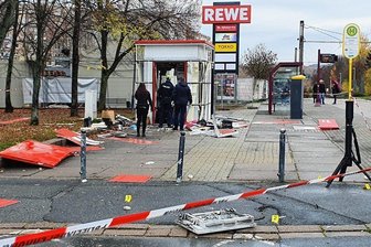 Sparkassen-Container in Plauen gesprengt: Trümmerteile fliegen 30 Meter weit - Polizeibeamte am gesprengten Sparkassen-Container an der Straßenbahn-Haltestelle Anton-Kraus-Straße in Plauen. Zum Glück war während der Detonation niemand in der Nähe. Der Sachschaden soll sechsstellig sein.