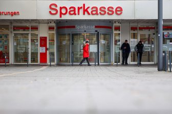 Sparkassen-Coup: Erste Kunden bekommen Dokumente zurück - Erste Sparkassenkunden in Gelsenkirchen bekommen Dokumente aus ihren aufgebrochenen Schließfächern zurück. (Archivbild)