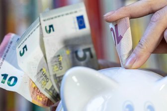 Sparkassen und Volksbanken zahlen wenig Zinsen für Tagesgeld - Bei der gestiegenen Inflation verlieren viele Sparer unter dem Strich Geld - erst Recht beim Geldhorten zu Hause