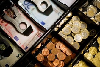 Sparkassen verteidigen das Bargeld -