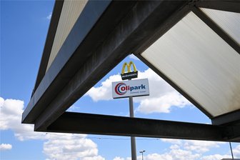 Sparkassenautomat soll nach Medimax-Auszug in den Olipark Lichtenau zurückkommen - Die Hälfte der Geschäfte im Olipark steht leer, weil das Einkaufszentrum an der A 4 in Lichtenau nicht mehr attraktiv ist. Ab nächstem Jahr sollen alle Gebäude abgerissen werden und ein neuer Markt aufgebaut werden. Aber schon dieses Jahr macht Medimax zu.