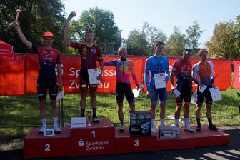 Sparkassencup der Radsportler in Zwickau: Von spannenden Rennen und einem Wermutstropfen - Mit Peter Clauß (rechts) wurde ein Ex-Zwickauer nach dem Hauptrennen als Sechster zur Siegerehrung gerufen.
