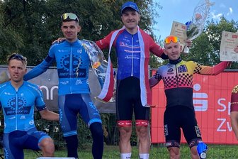 Sparkassencup in Zwickau: Westsachse erfährt einen Premierensieg - Zum ersten Mal gewann der Waldenburger Sebastian Vogel (2. von rechts) beim Sparkassen-Cup in Eckersbach. Er setzte sich nach 60 Kilometern auf dem Rundkurs vor Dominik Röber (2. von links) und Patrick Reißig (rechts) durch. Vierter wurde Tobias Nolde (links). 