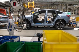 Sparmaßnahmen bei Volkswagen in Zwickau: Hat der Osten wieder einmal das Nachsehen? - Mitarbeiter im VW-Werk Zwickau montieren einen Audi Q4 E-tron. Ab 2027 ist der Q4 das einzige Modell, das hier gefertigt wird.