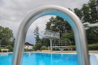 Sparpaket des Chemnitzer Rathauses: Wo die Fraktionen rote Linien ziehen - Etwa 116.000 Euro ließen sich jährlich sparen, wenn das Freibad Wittgensdorf dauerhaft geschlossen würde. Im Stadtrat gibt es aber fraktionsübergreifenden Widerstand gegen den Vorschlag des Rathauses.