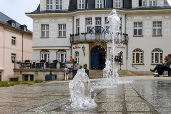 Sparsamer Sommerspaß: Wasserspiel auf Schwarzenberger Markt plätschert nicht mehr mit Effekten - Die Fontäne des Wasserspiels auf dem Schwarzenberger Markt erfreut nicht nur Kinder.