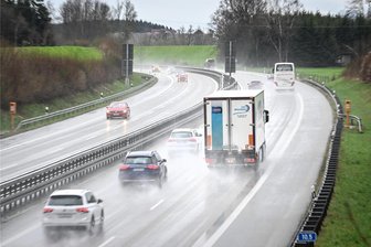 Spart Fahren im Windschatten wirklich Sprit und Strom? - An regennassen Tagen lässt sich anhand der Gischt gut erkennen, welche Verwirbelungen sich hinter Lkws bilden.