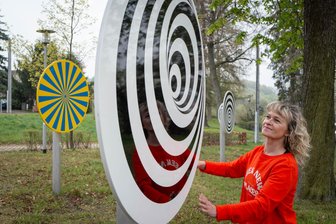 Spaß an der Camera Obscura: Welt der Optik zeigt sich in Hainichen - Besucherin Elke an den Optikscheiben an der Camera Obscura.