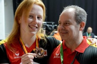 Spaß beim Kampf mit dem Eisen - Erfolgsduo seit zehn Jahren: Vivien Röder und Trainer Frank Bock.