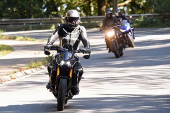 Spaß für alle? Wie Motorradtouren in der Gruppe gelingen - Erfahrene Fahrer an Spitze und Ende: Eine durchdachte Fahrer-Reihenfolge minimiert Risiken und entlastet weniger geübte Teilnehmer während der Tour.