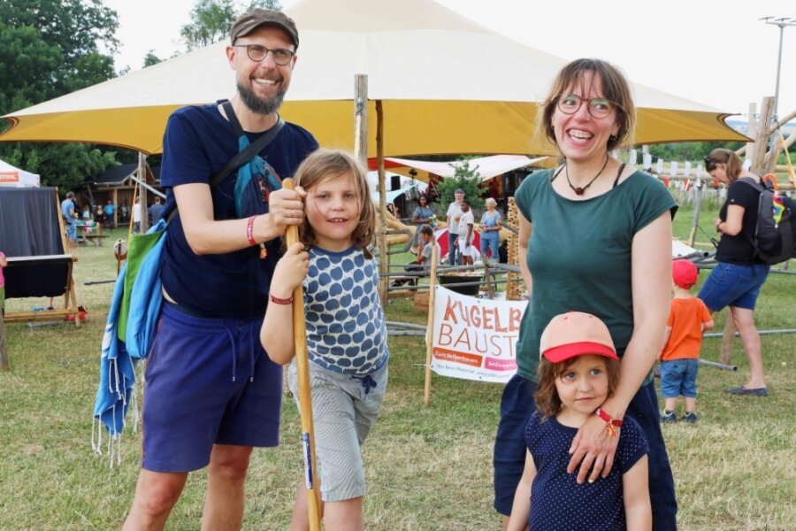 Spaß für die ganze Familie beim Moshair-Festival in Fraureuth - Elke und Manuel Schandock waren mit ihren Kindern Bela (links) und Carlie aus Markkleeberg nicht zum ersten Mal beim Moshair-Festival.