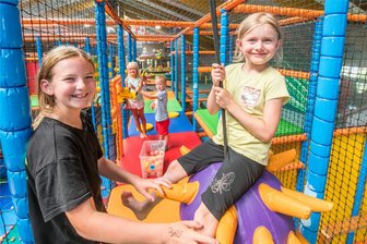 Spaß statt Langeweile: Die etwas anderen Feierlocations für den Schulanfang im Erzgebirge - Maja, Franziska, Max und Scarlett (v. l.) toben sich in der Kids-Arena in Marienberg aus.