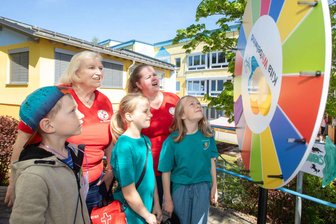 Spaß, Tanz und ein guter Zweck: Kinderfest zum Geburtstag der Plauener Kita „Wirbelwind“ - Emilian, Maya und Loni (vorn, von links) waren zum Fest als Erste-Hilfe-Trupp im Einsatz.