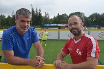 Spaß und Fairplay stehen im Fokus - René Tretschok (l.), hier mit Jugendtrainer Stefan Herold vom FCS, leitete die Kinder auf dem Platz selbst an.